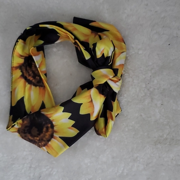 3 piece sunflower infant outfit. - Picture 4 of 5